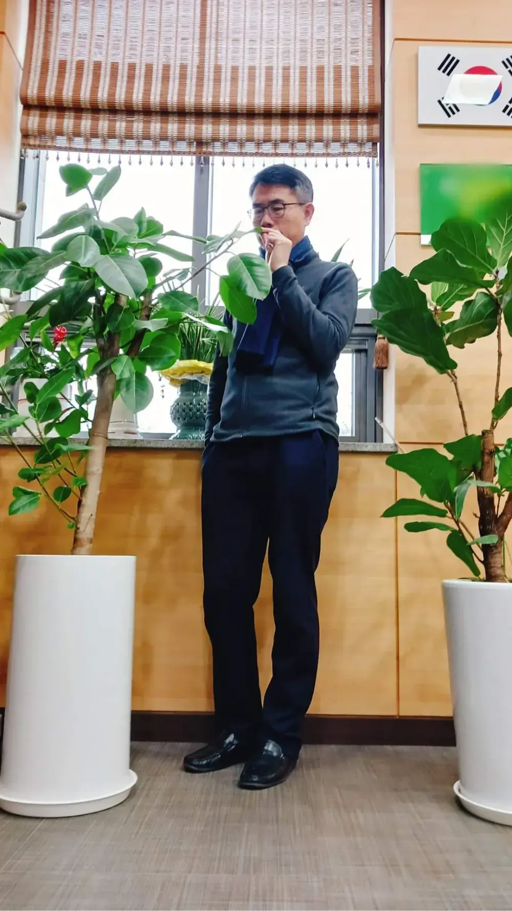 2023년 첫눈 오는날 사무실에서...