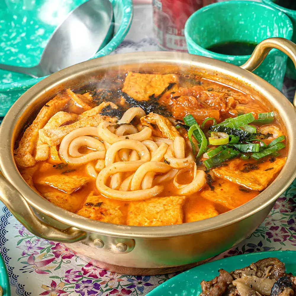 술집에서 술보다 더 잘 팔리는 김치우동 밀키트