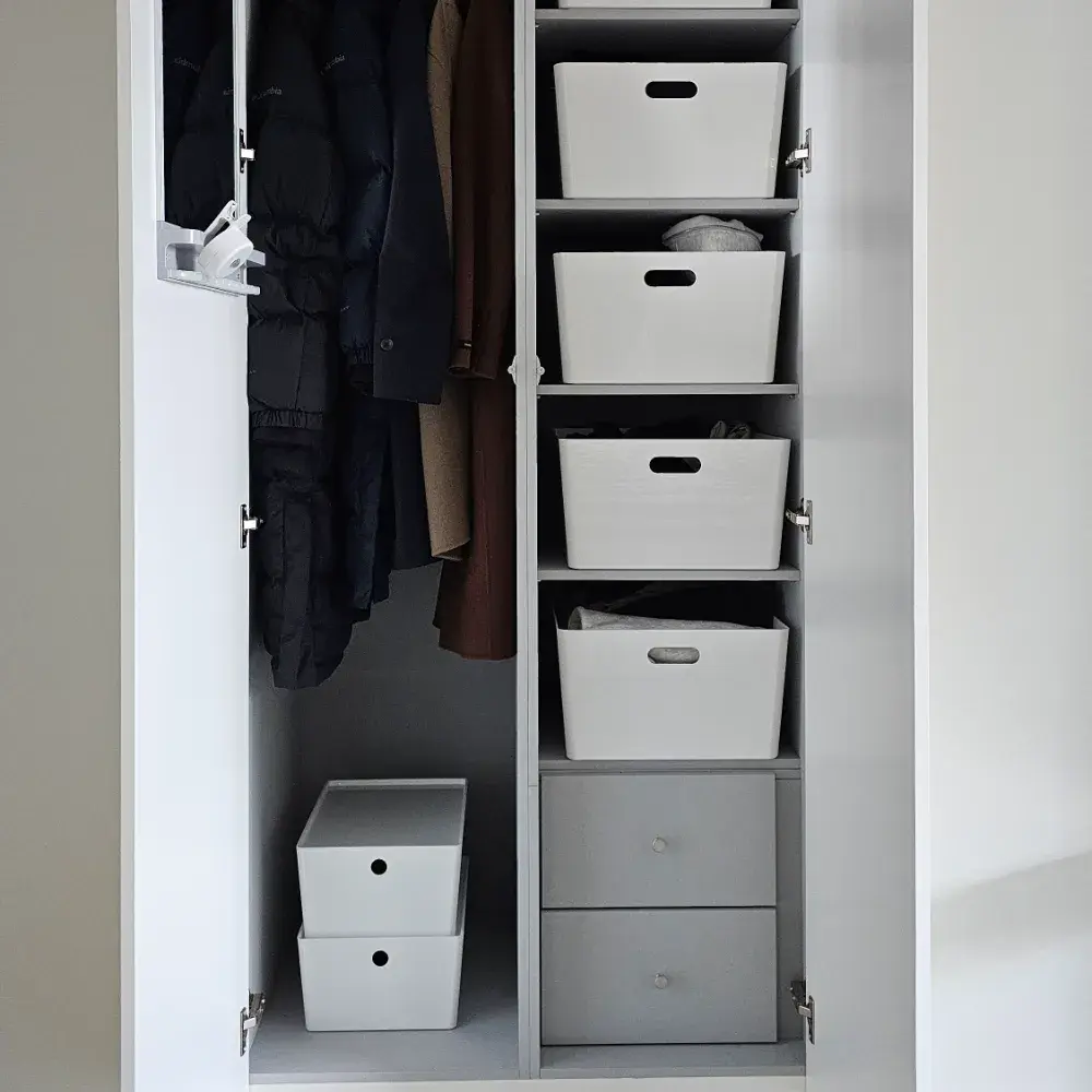 붙박이장 안 수납함