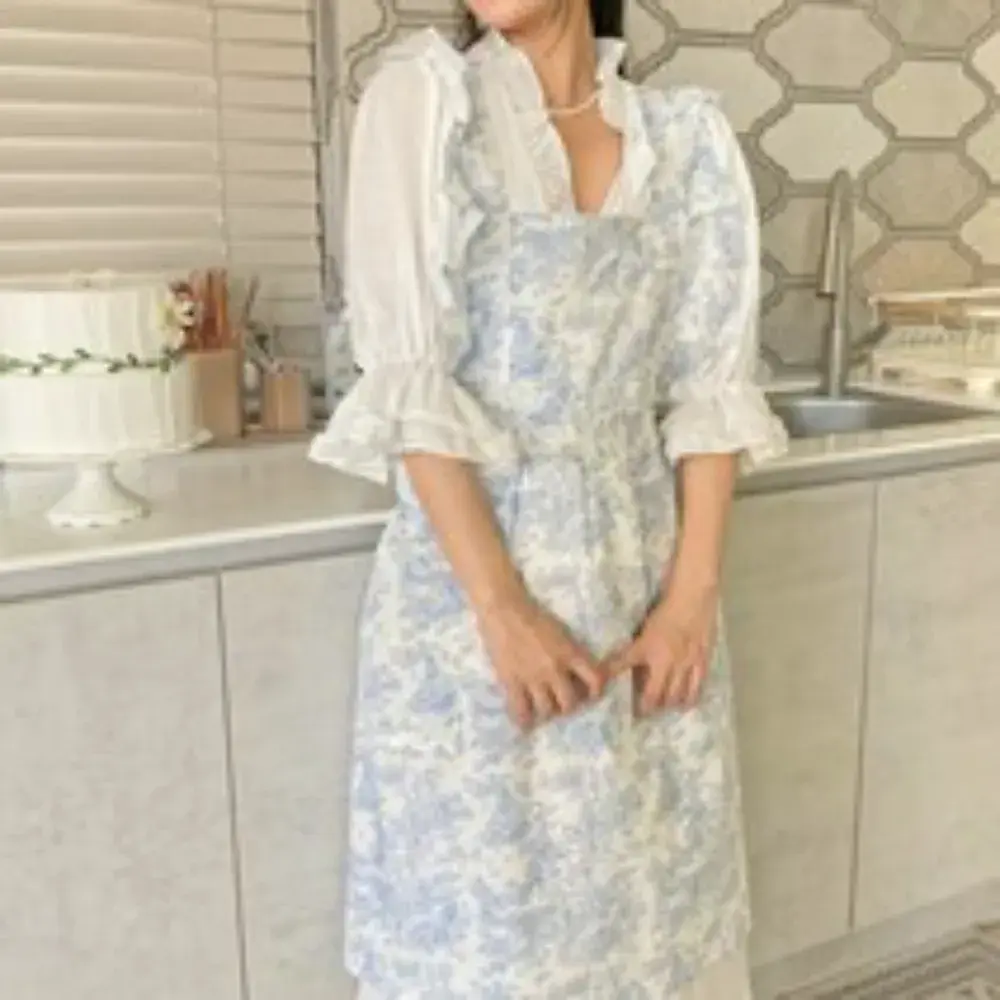 문의 많은 영상 속 앞치마