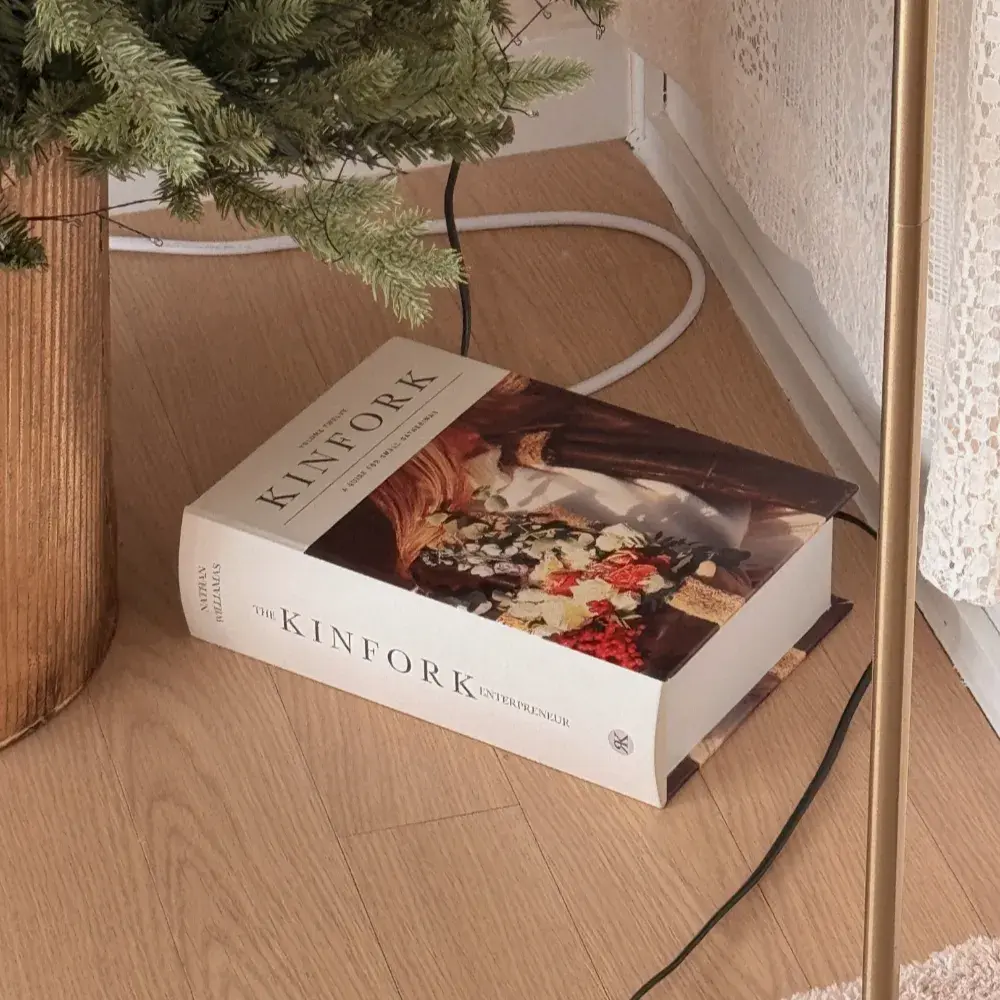 킨포크 멀티탭 정리함 : 트리 밑에 둔 멀티탭 정리함