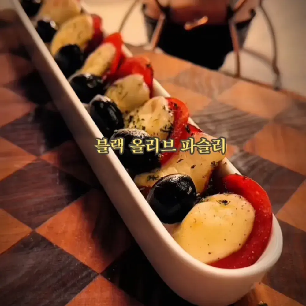 주먹밥이나 과일담으면 예쁜 긴-접시다요!