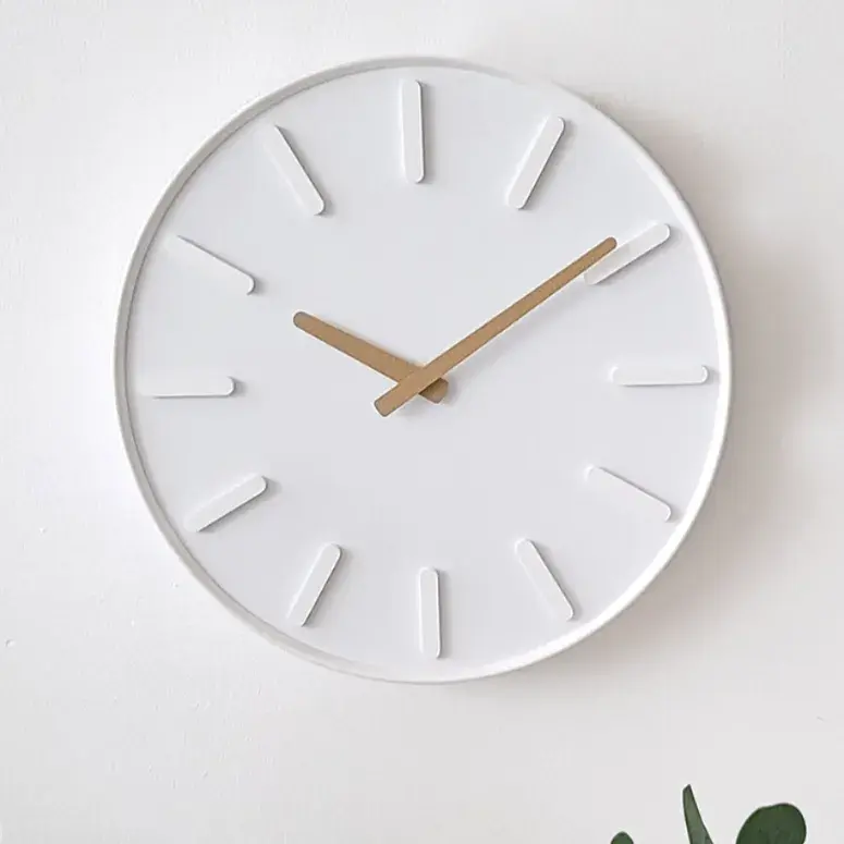 원형 화이트 벽시계