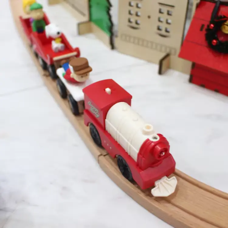 037.
스누피 피규어 움직이는 크리스마스 전동 기차