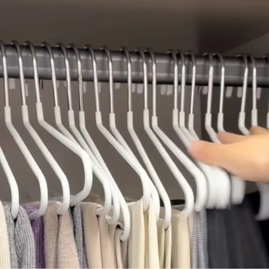 어깨뿔 방지 흰색 회전 옷걸이