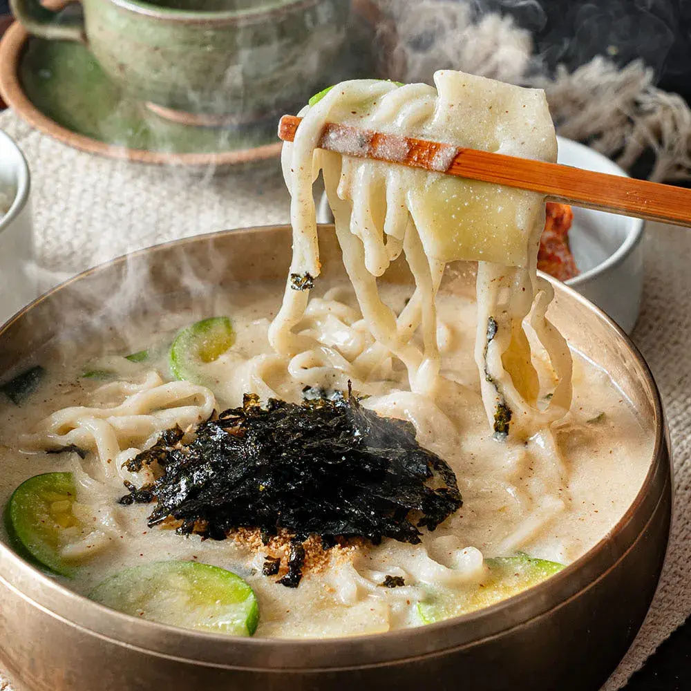 한 입 먹으면 방앗간 생각나는 고소한 들깨 손칼제비 밀키트