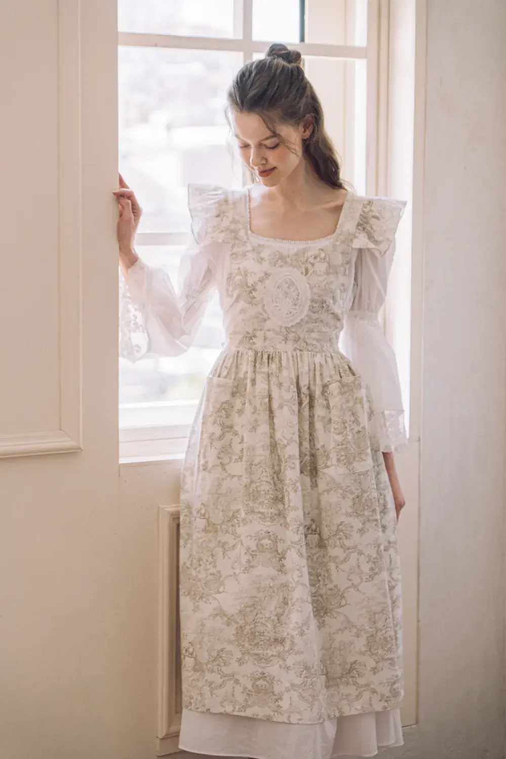 BELLE FRILL BEIGE APRON