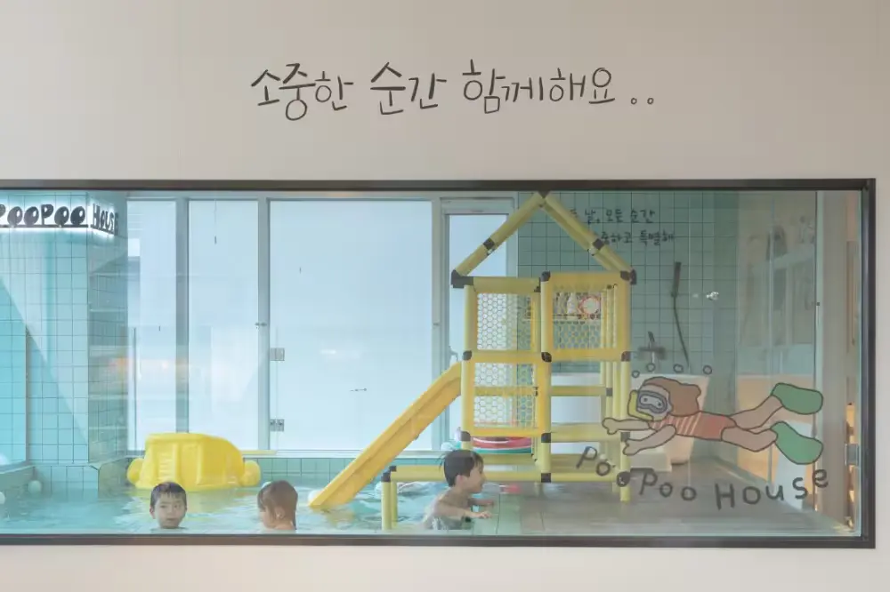 대형 통창으로 아이들의 안전과 어른들의 휴식을 돕습니다