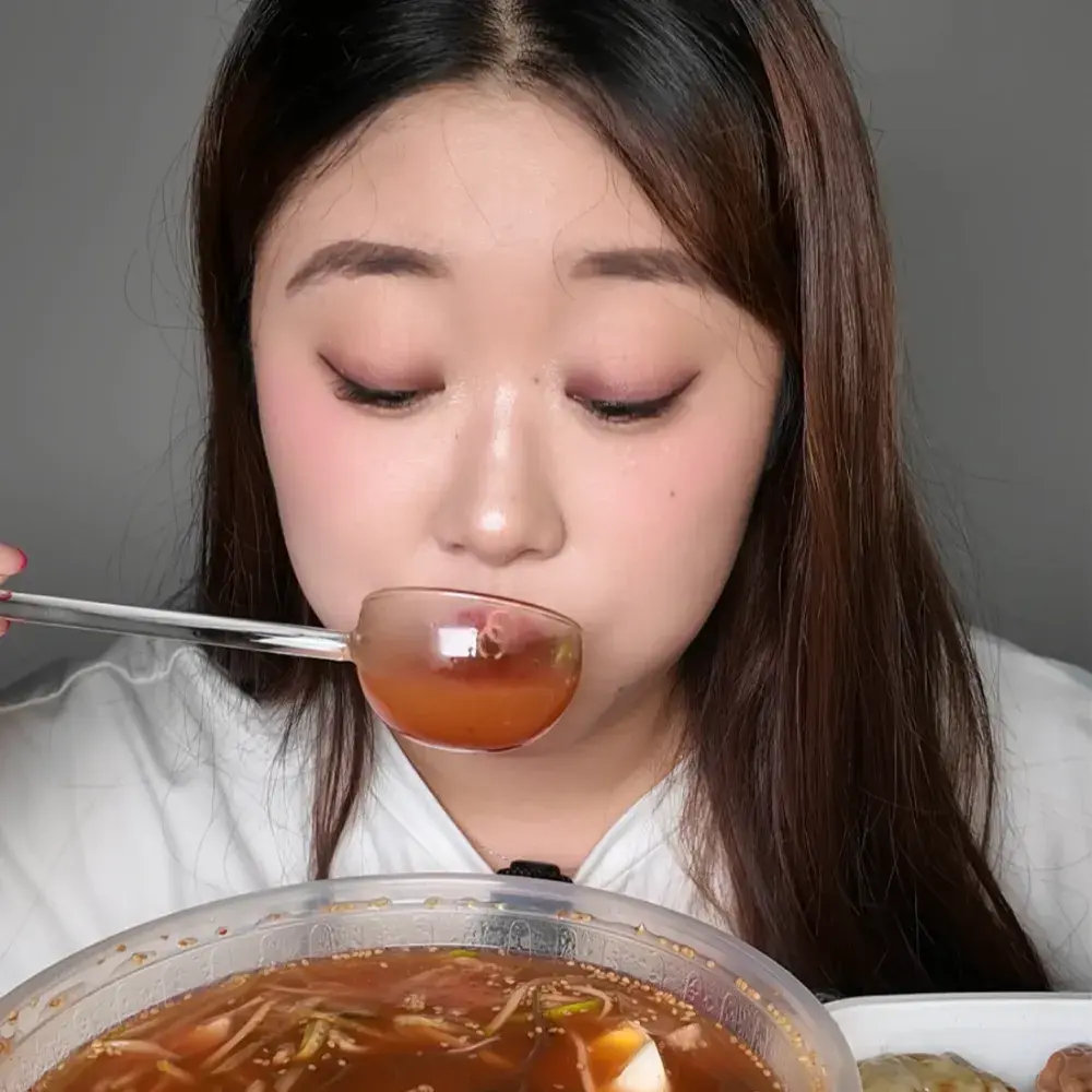 먹방 속 그 유리 국자 🤍