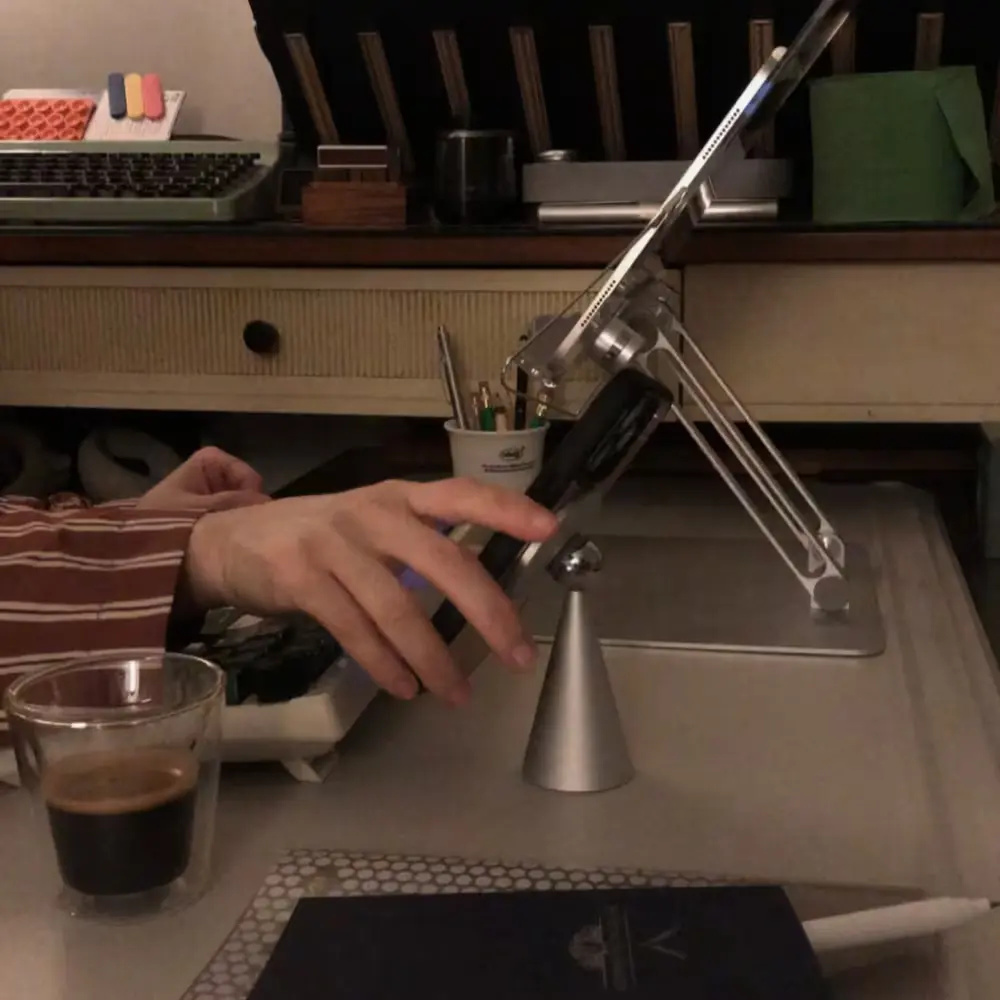 샴페인 아이폰 맥세이프 거치대 오브제