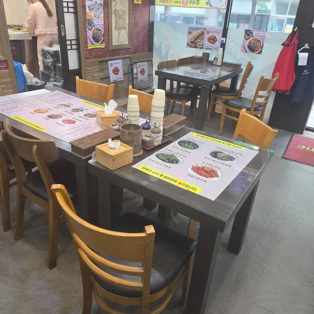 4인 입식테이블 비치한 홀